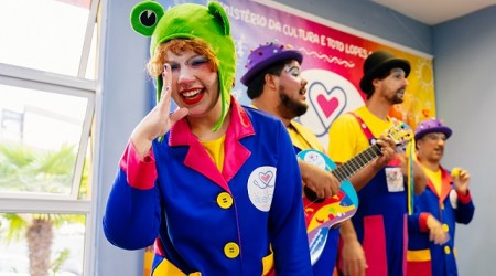 Como a fábula da formiga e da cigarra acalma crianças em Hospital Infantil